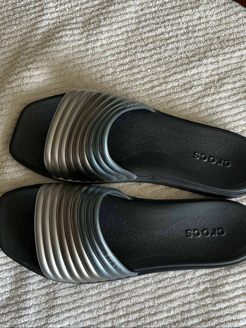 CROCS Women's Black Footbed Silver Ribbed Slide Sandals